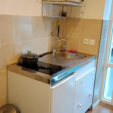 Rdc Donnant Sur Trottoir Apartment