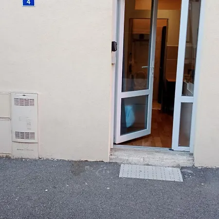 Rdc Donnant Sur Trottoir Aix-les-Bains