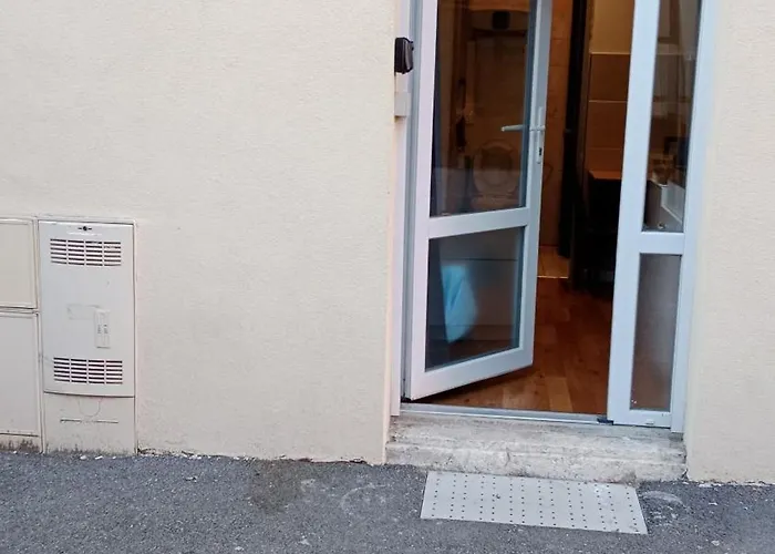 Rdc Donnant Sur Trottoir Aix-les-Bains