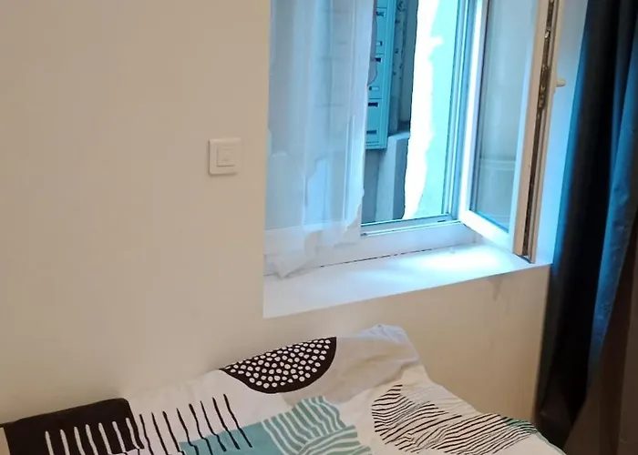 Rdc Donnant Sur Trottoir * Aix-les-Bains